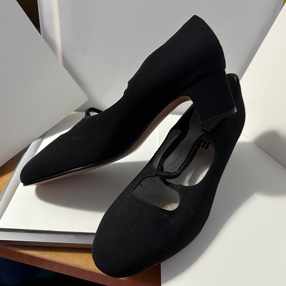 Brand New Trotters Black Low Heel Shoes with Elastic Strap – Size 8WW - Picture 11 of 13